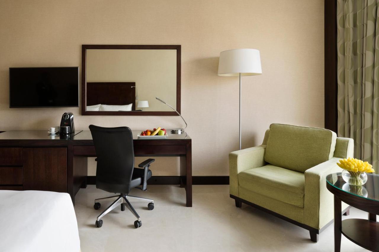 Crowne Plaza Jeddah By Ihg Hotel Eksteriør billede A room at the hotel