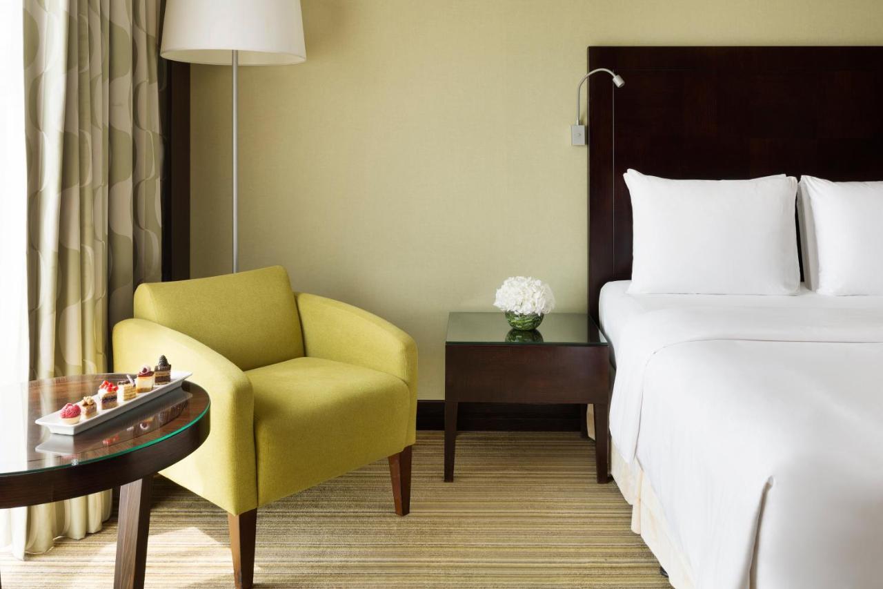 Crowne Plaza Jeddah By Ihg Hotel Eksteriør billede A room at the hotel