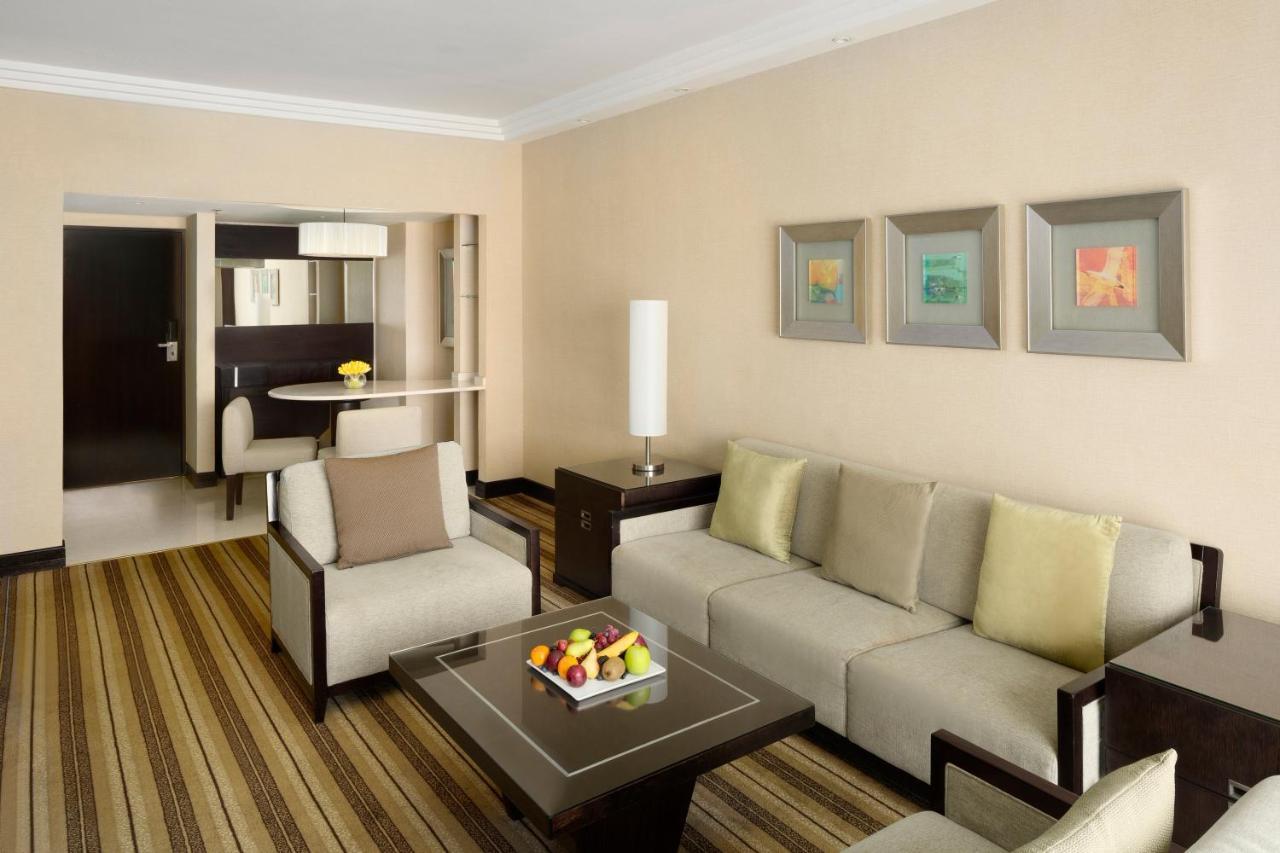Crowne Plaza Jeddah By Ihg Hotel Eksteriør billede A living room
