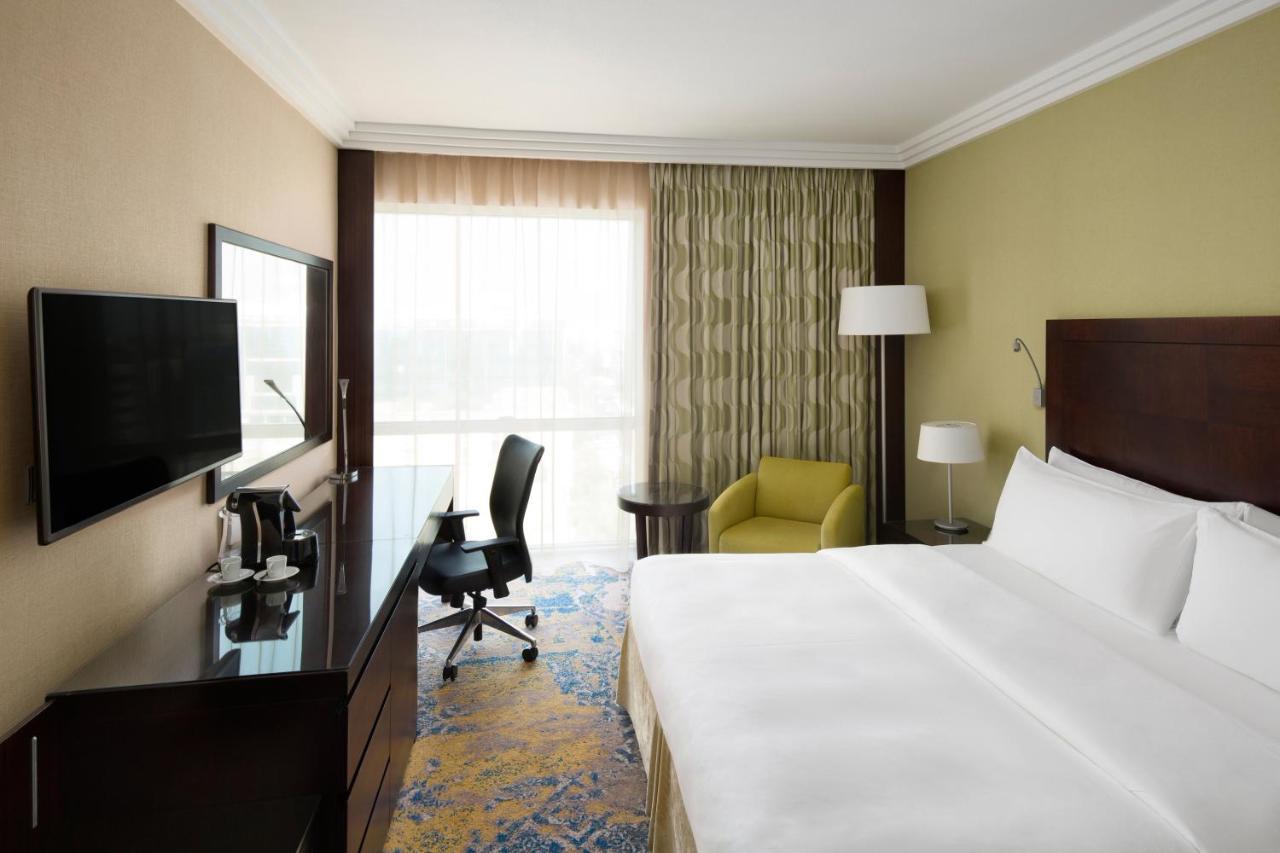 Crowne Plaza Jeddah By Ihg Hotel Eksteriør billede A guest room at the Hilton Garden Inn