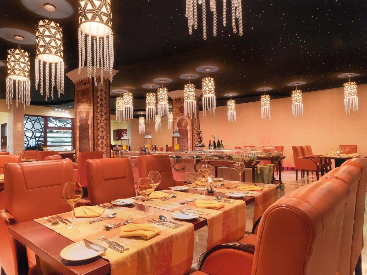 Crowne Plaza Jeddah By Ihg Hotel Eksteriør billede The restaurant
