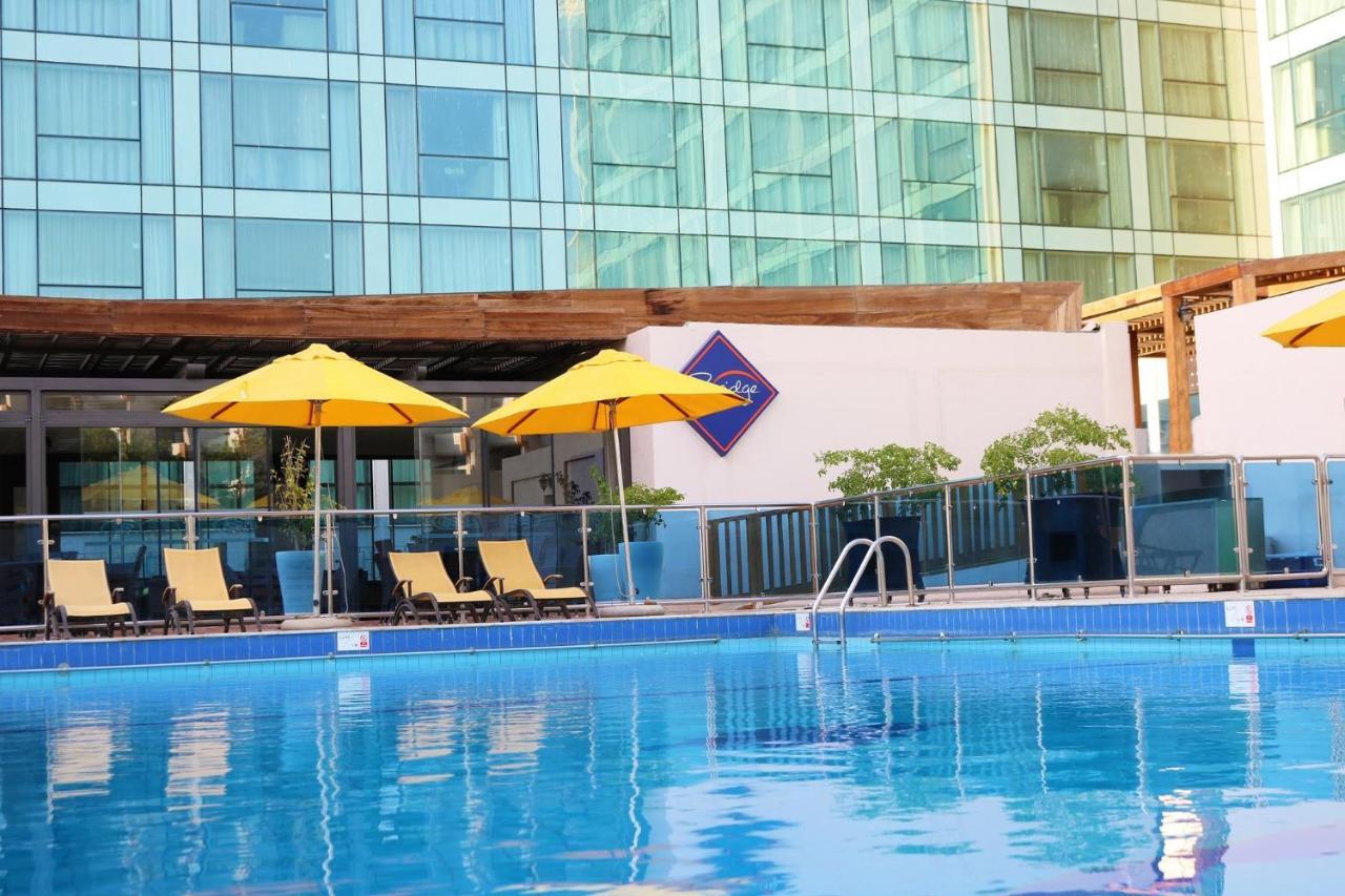Crowne Plaza Jeddah By Ihg Hotel Eksteriør billede The swimming pool at the hotel