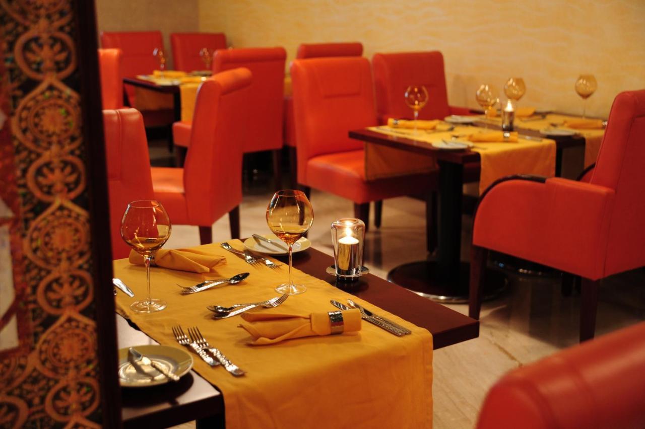 Crowne Plaza Jeddah By Ihg Hotel Eksteriør billede Restaurant interior