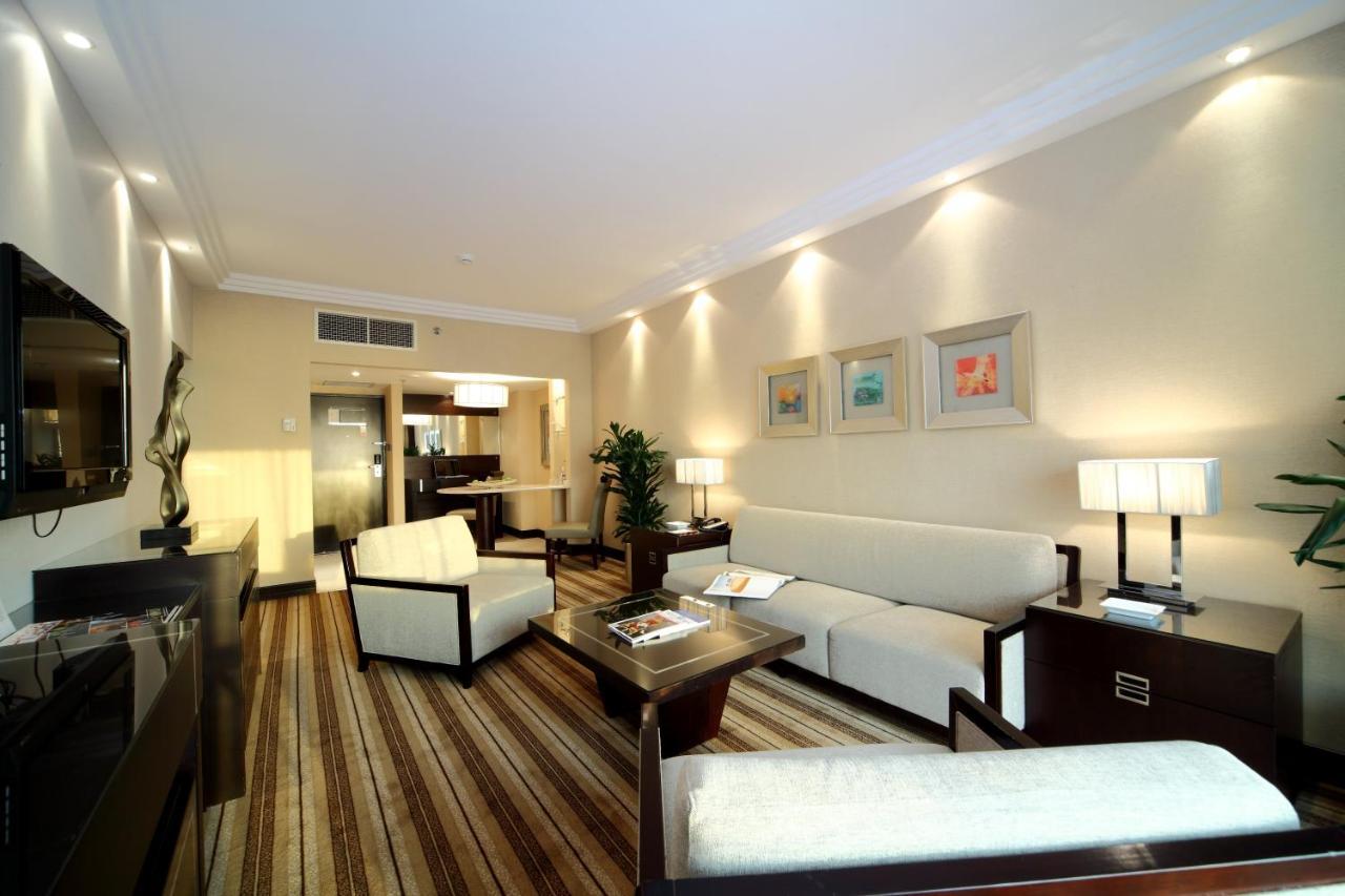 Crowne Plaza Jeddah By Ihg Hotel Eksteriør billede A suite at the hotel