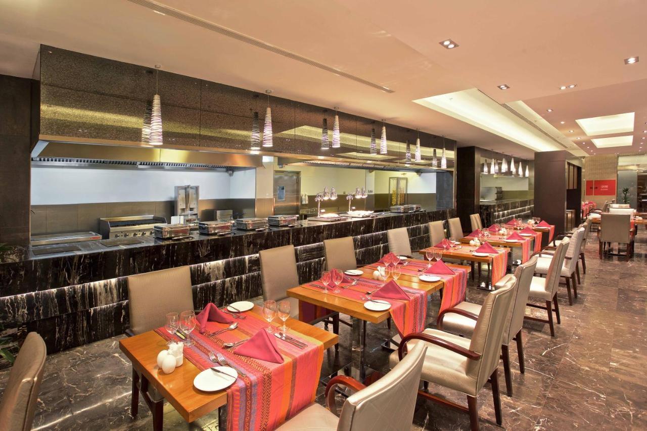 Crowne Plaza Jeddah By Ihg Hotel Eksteriør billede The restaurant