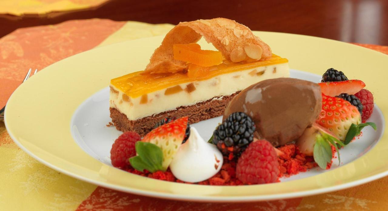 Crowne Plaza Jeddah By Ihg Hotel Eksteriør billede A dessert