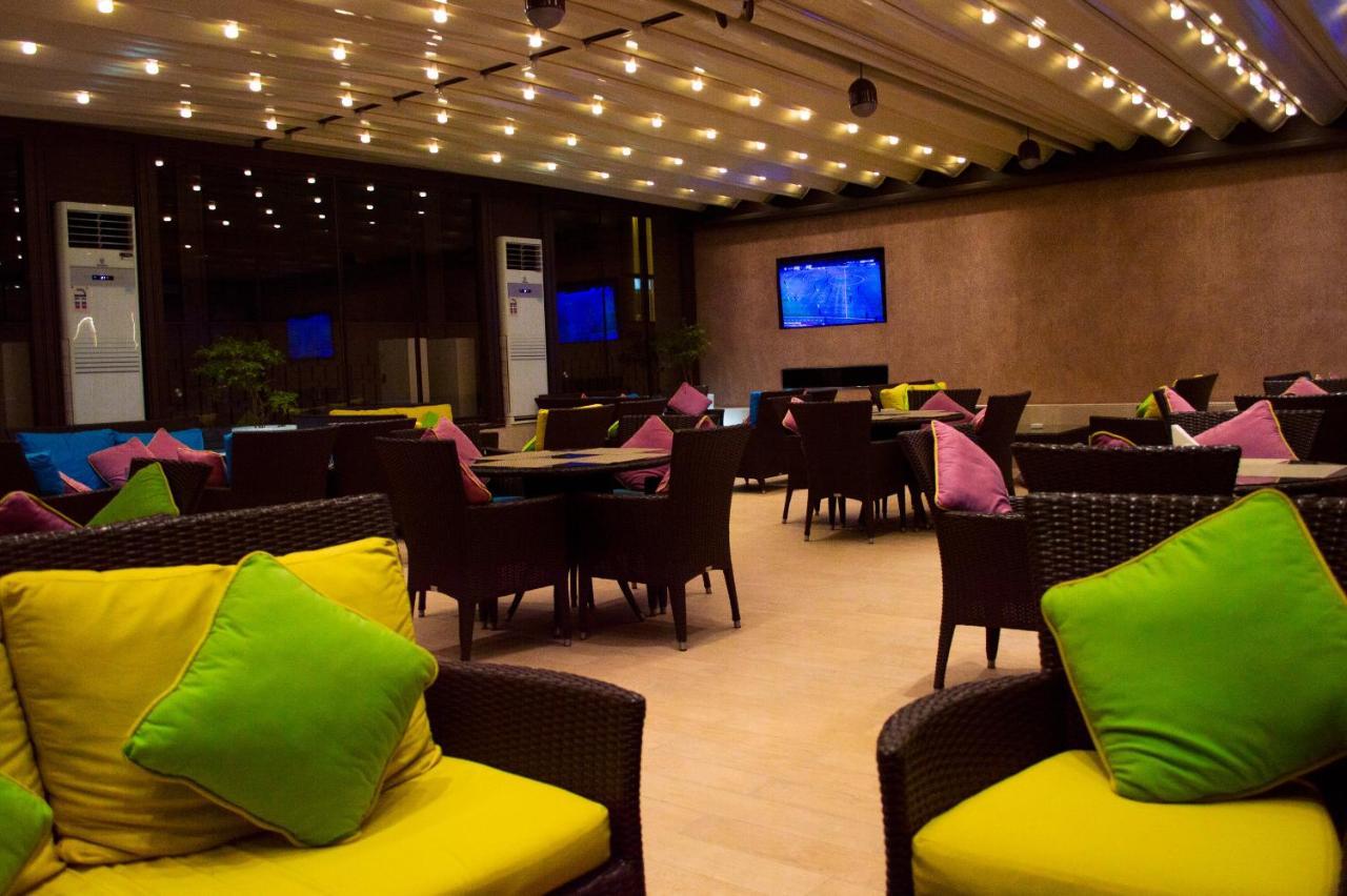 Crowne Plaza Jeddah By Ihg Hotel Eksteriør billede The interior of the lounge