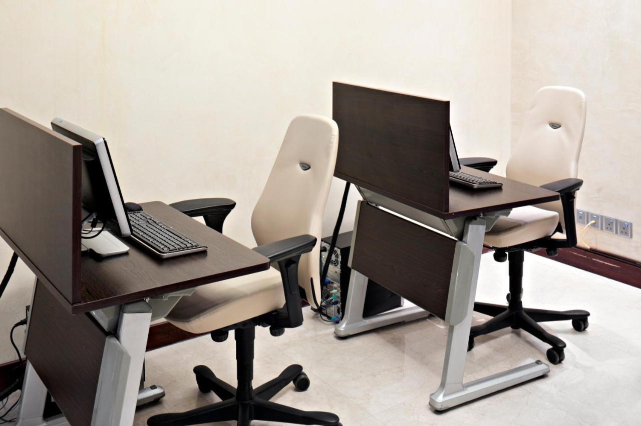 Crowne Plaza Jeddah By Ihg Hotel Eksteriør billede A typical computer lab