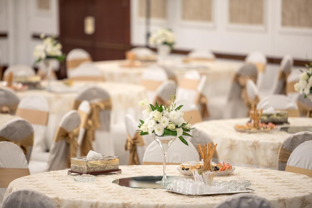 Crowne Plaza Jeddah By Ihg Hotel Eksteriør billede A wedding reception