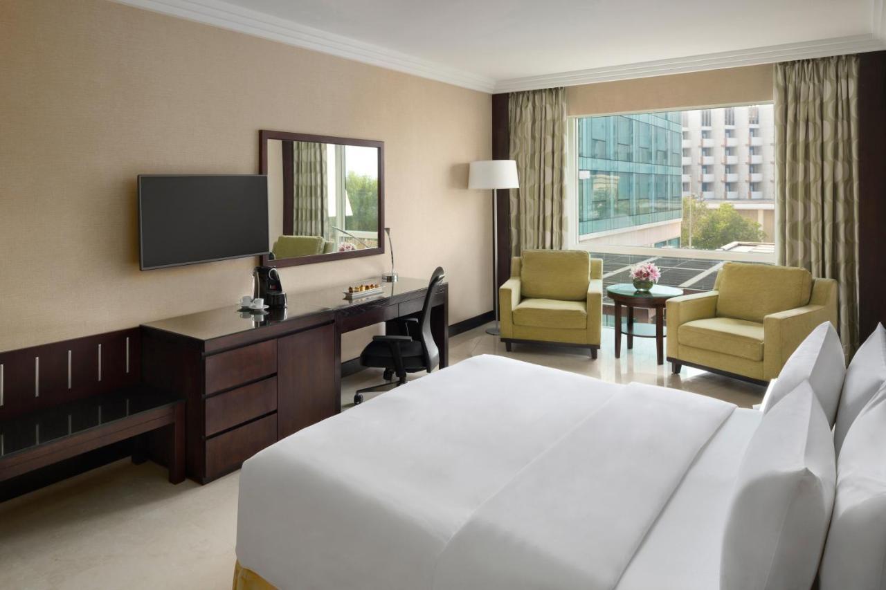 Crowne Plaza Jeddah By Ihg Hotel Eksteriør billede A guest room at the hotel