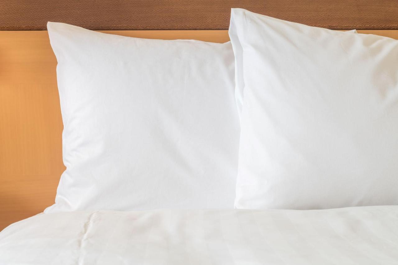 Crowne Plaza Jeddah By Ihg Hotel Eksteriør billede Two pillows on a bed