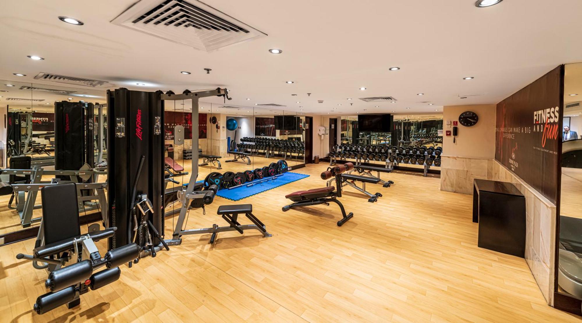 Crowne Plaza Jeddah By Ihg Hotel Eksteriør billede The gym at the hotel