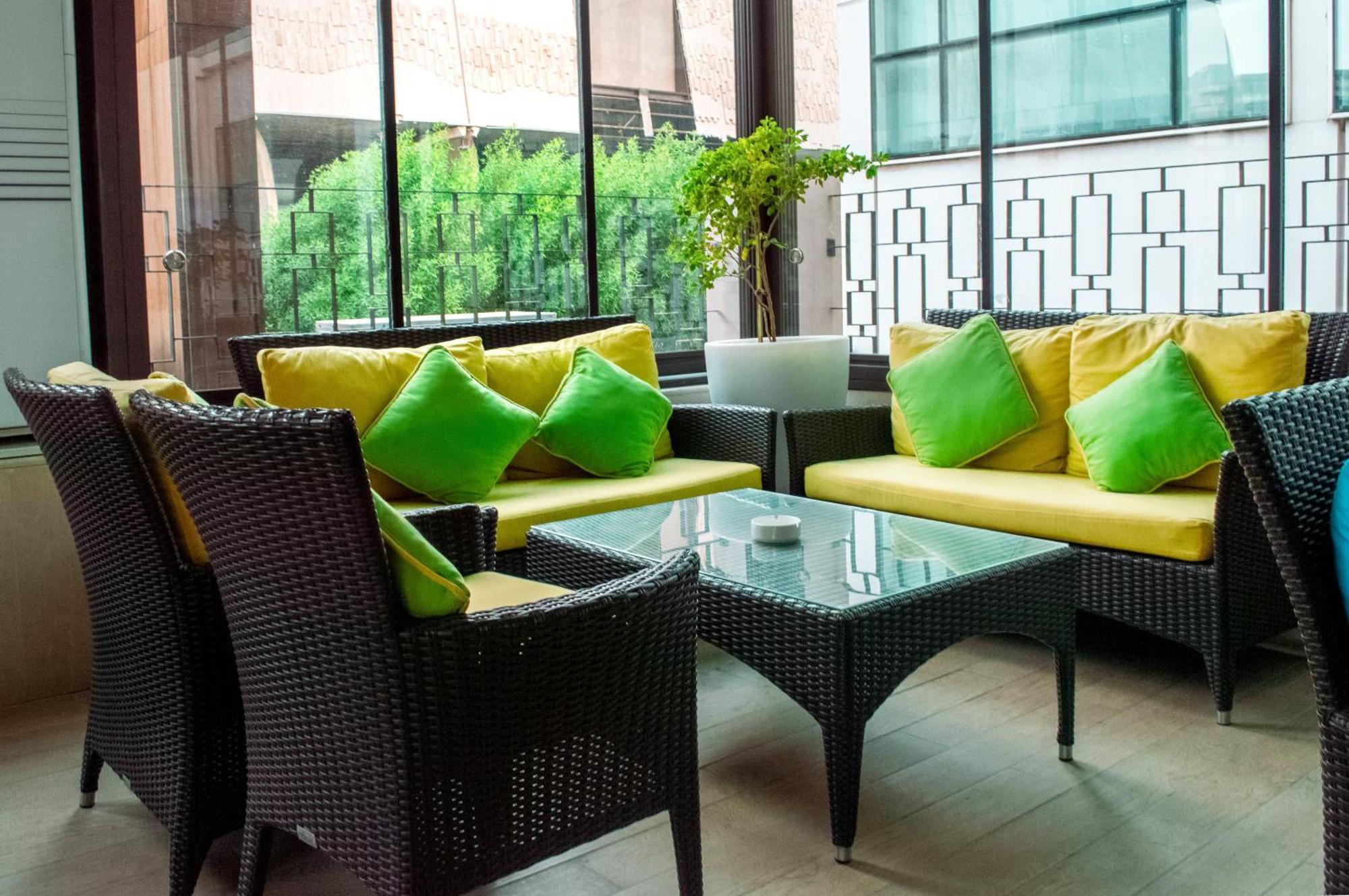Crowne Plaza Jeddah By Ihg Hotel Eksteriør billede Wicker furniture