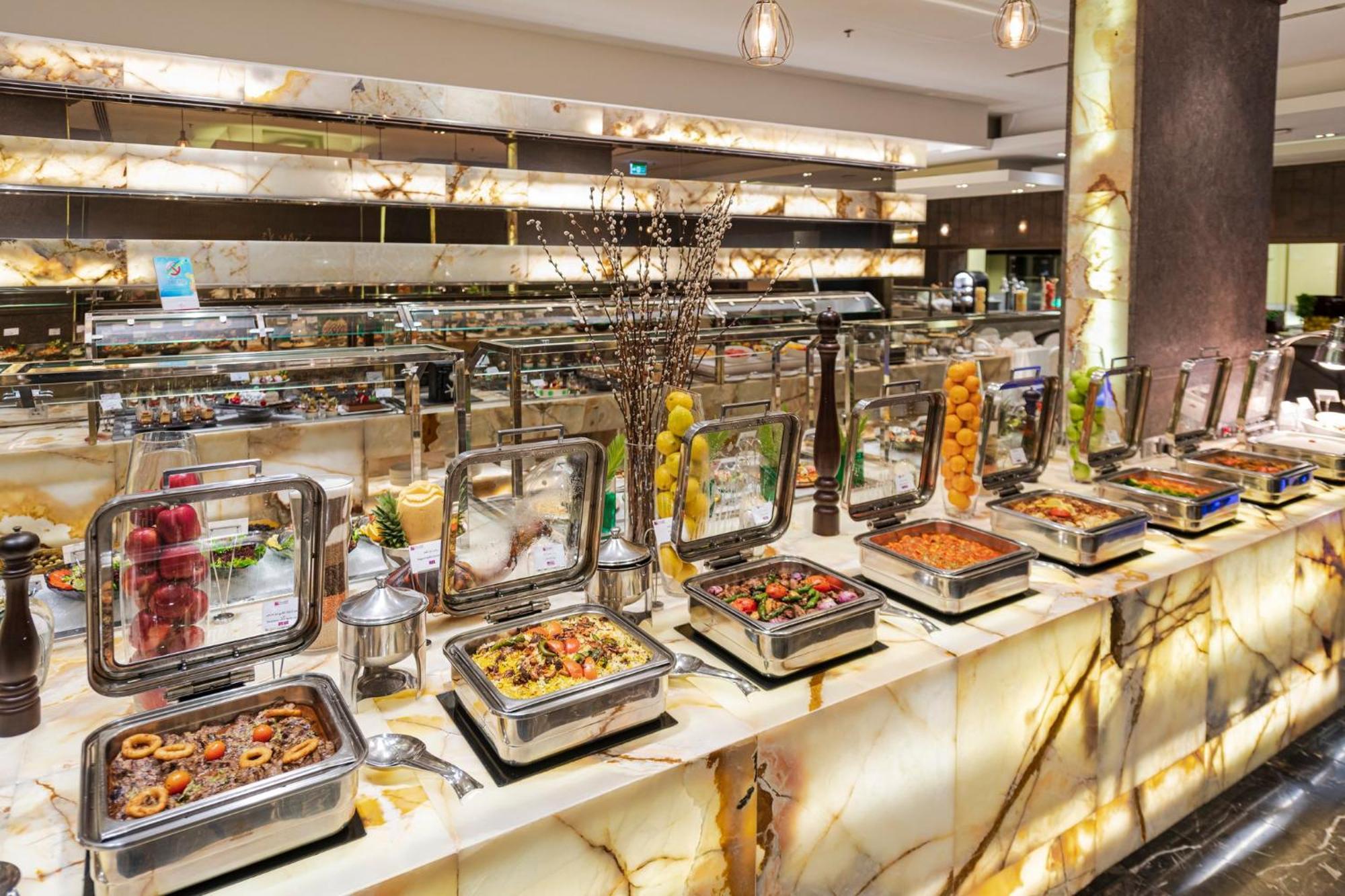 Crowne Plaza Jeddah By Ihg Hotel Eksteriør billede A buffet at a hotel