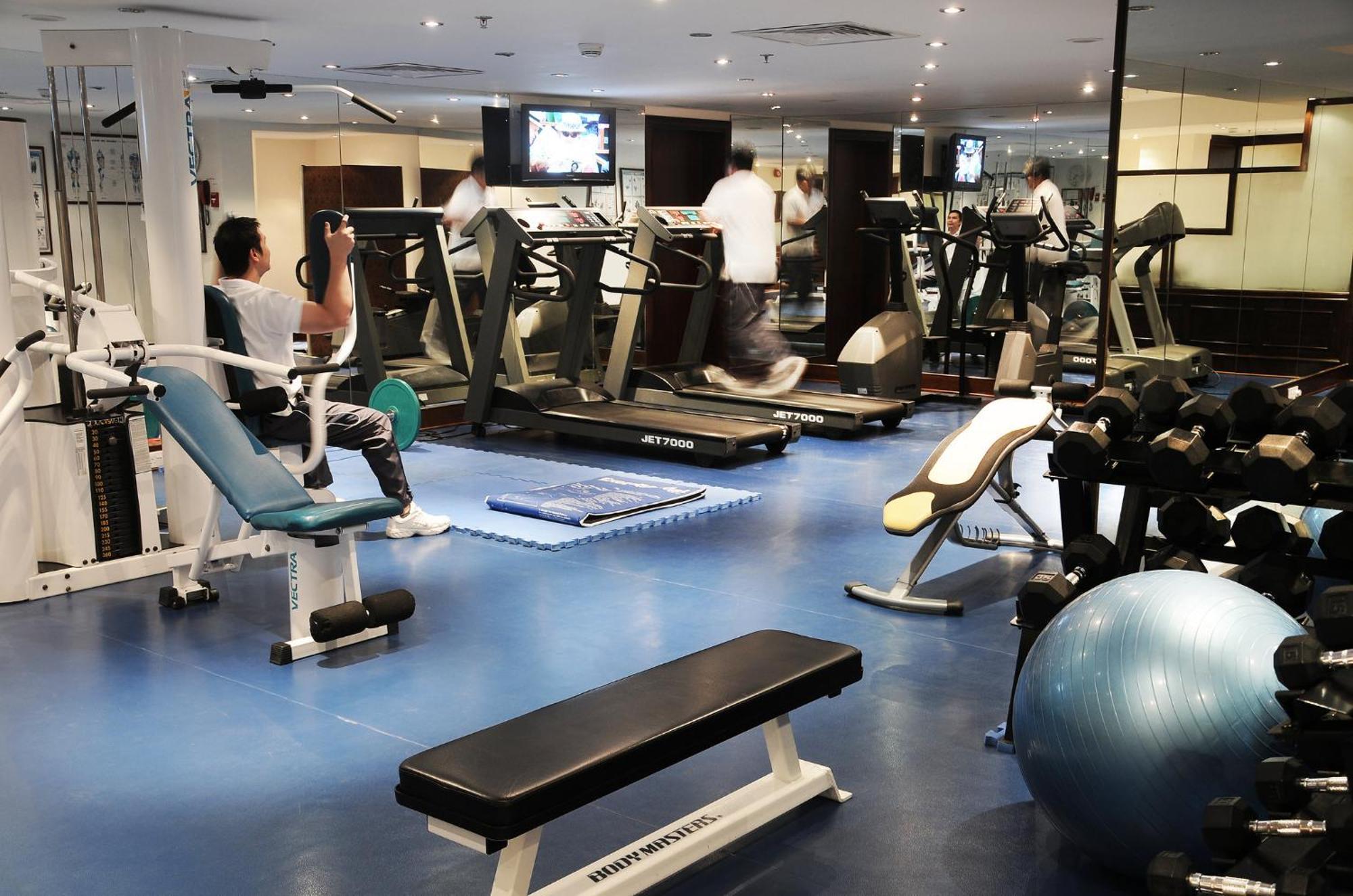 Crowne Plaza Jeddah By Ihg Hotel Eksteriør billede A gym in a hotel