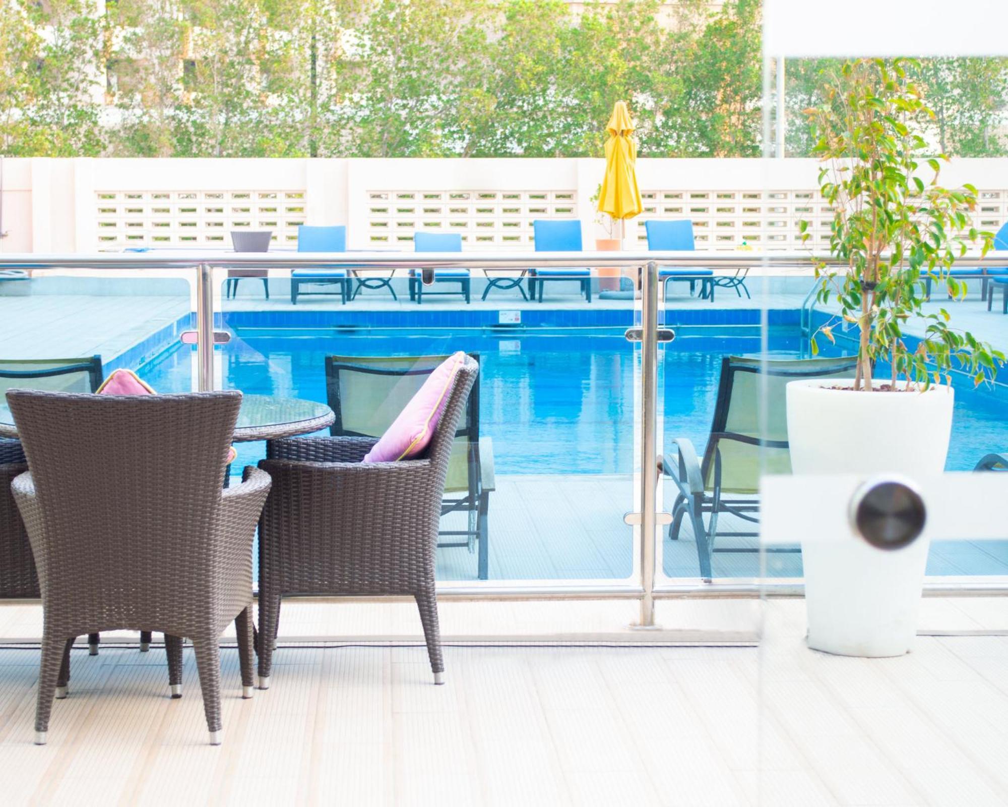 Crowne Plaza Jeddah By Ihg Hotel Eksteriør billede The pool at the hotel
