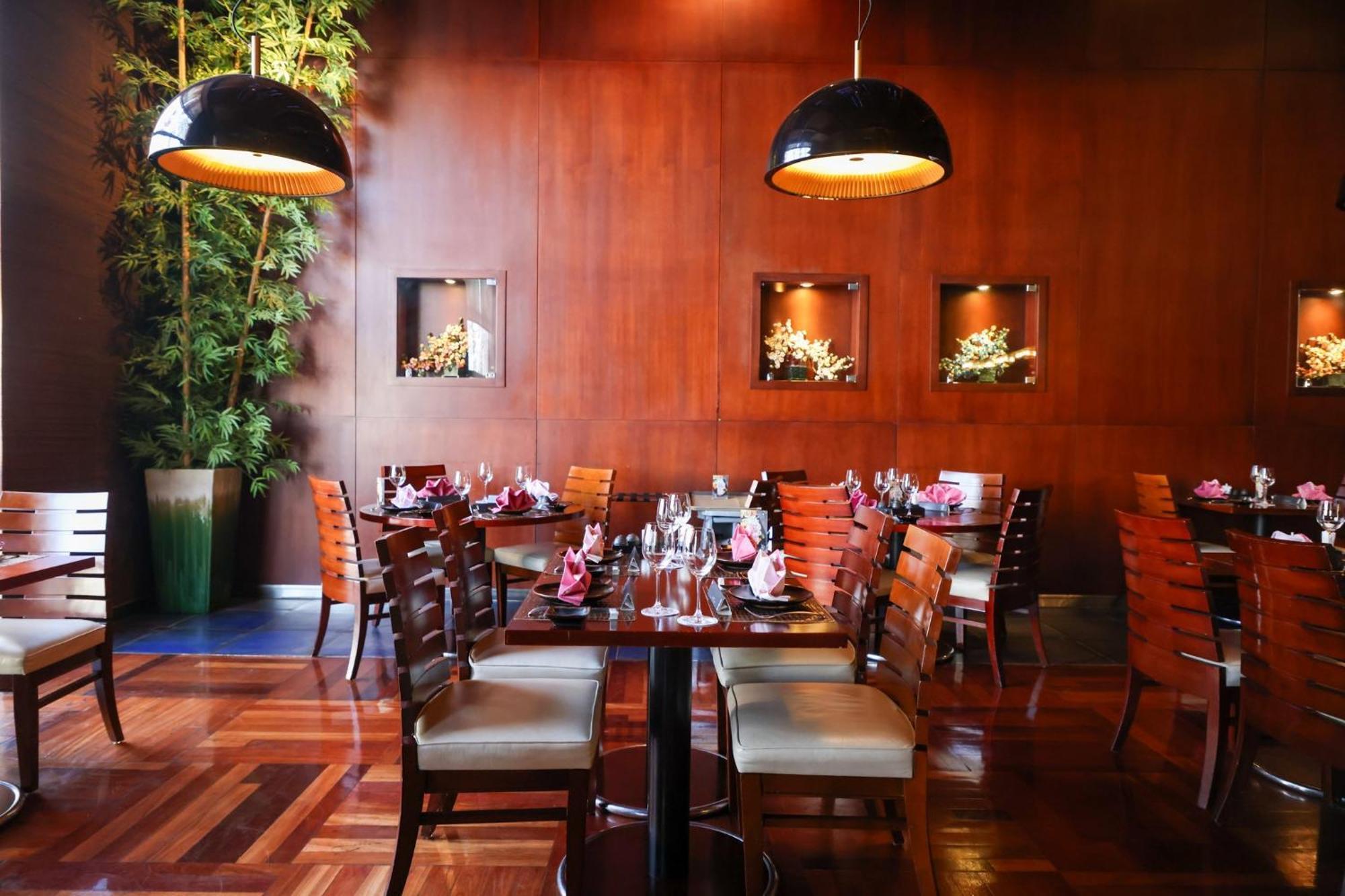 Crowne Plaza Jeddah By Ihg Hotel Eksteriør billede Interior of a restaurant in the United States