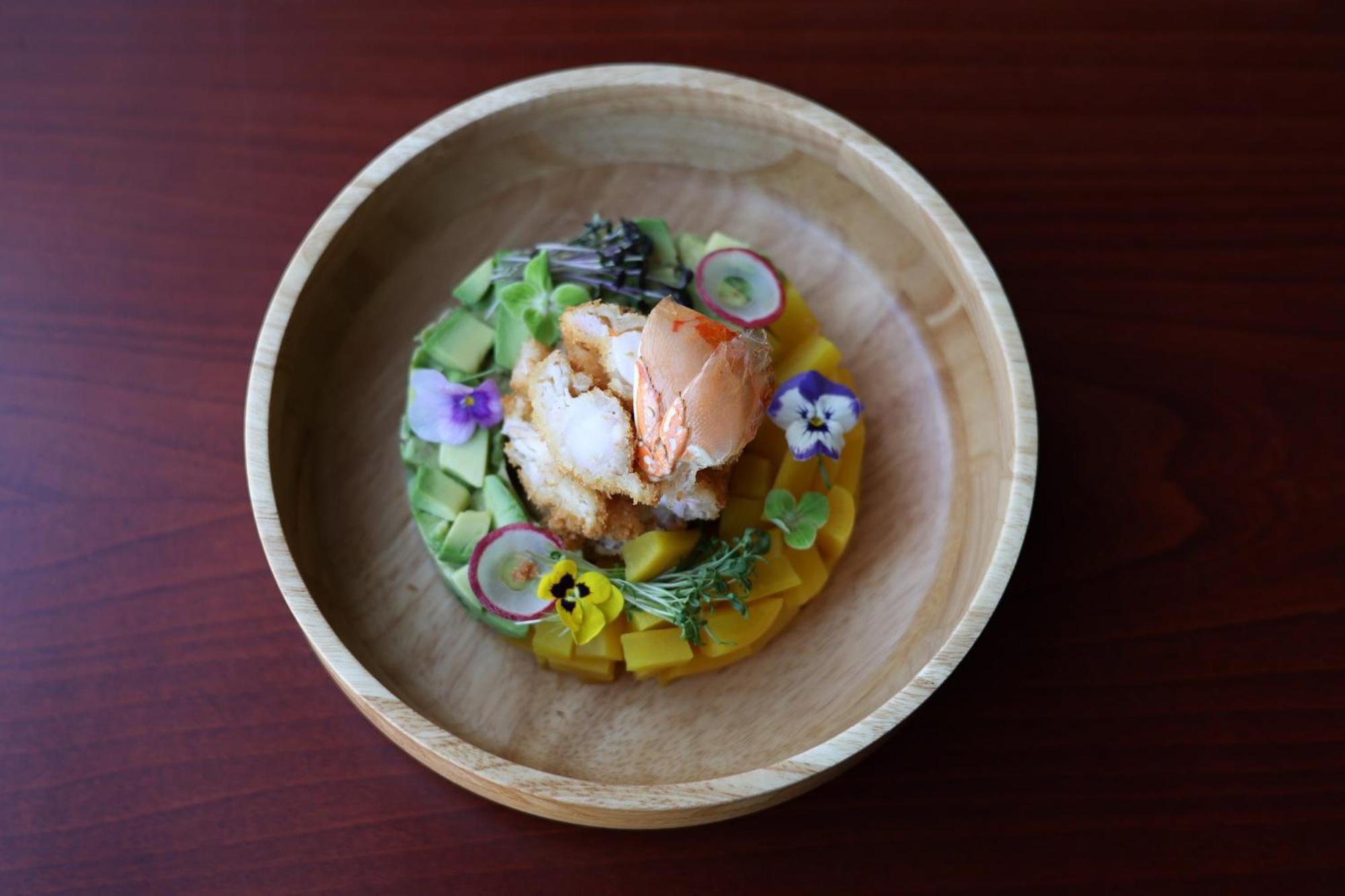 Crowne Plaza Jeddah By Ihg Hotel Eksteriør billede A salad with edible flowers